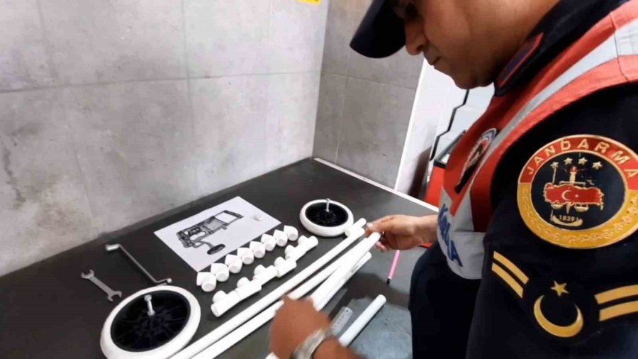 Jandarma, Ayağı Sakat Köpeğe Plastik Borudan Yürüteç Yaptı