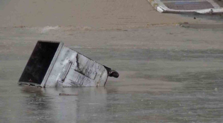 Aksaray’da Sel: Rögar Kapaklarından Su Fışkırdı, Tarım Arazileri Sular Altında Kaldı