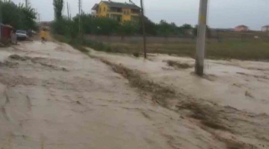 Aksaray’da Sel: Rögar Kapaklarından Su Fışkırdı, Tarım Arazileri Sular Altında Kaldı