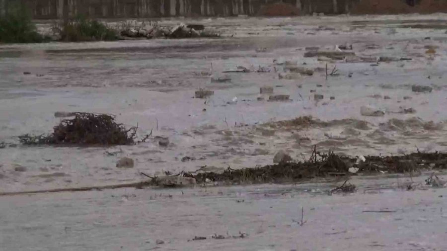 Aksaray’da Sel: Rögar Kapaklarından Su Fışkırdı, Tarım Arazileri Sular Altında Kaldı