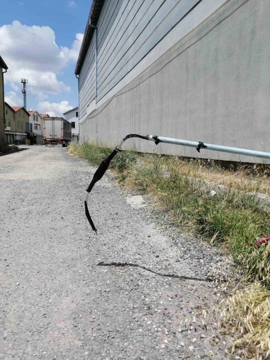 Çalınan Telefon Ve İnternet Kabloları Esnafı İletişimsiz Bıraktı