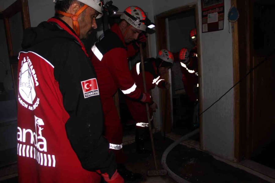 Su Basan Evleri Temizlemek İçin Canla Başla Çalıştılar