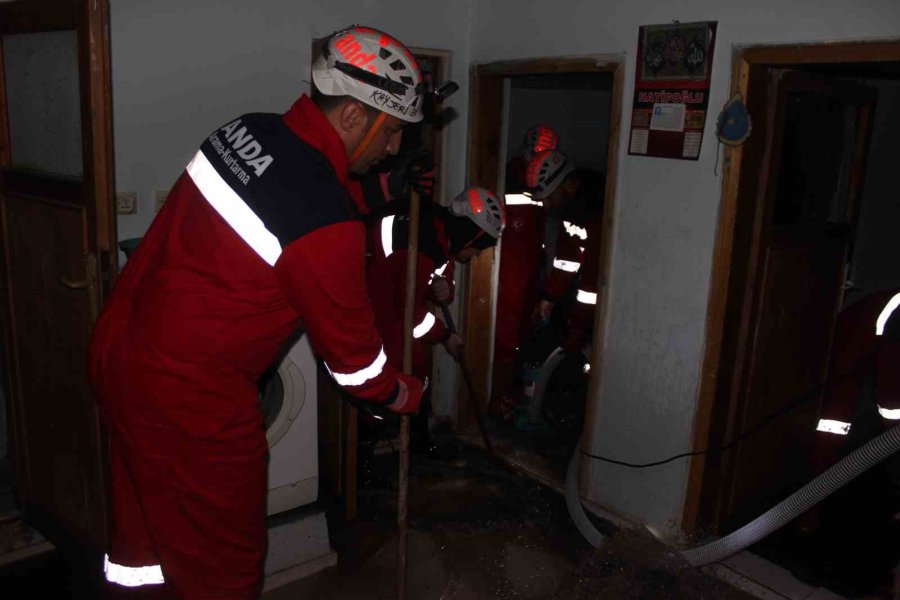 Su Basan Evleri Temizlemek İçin Canla Başla Çalıştılar