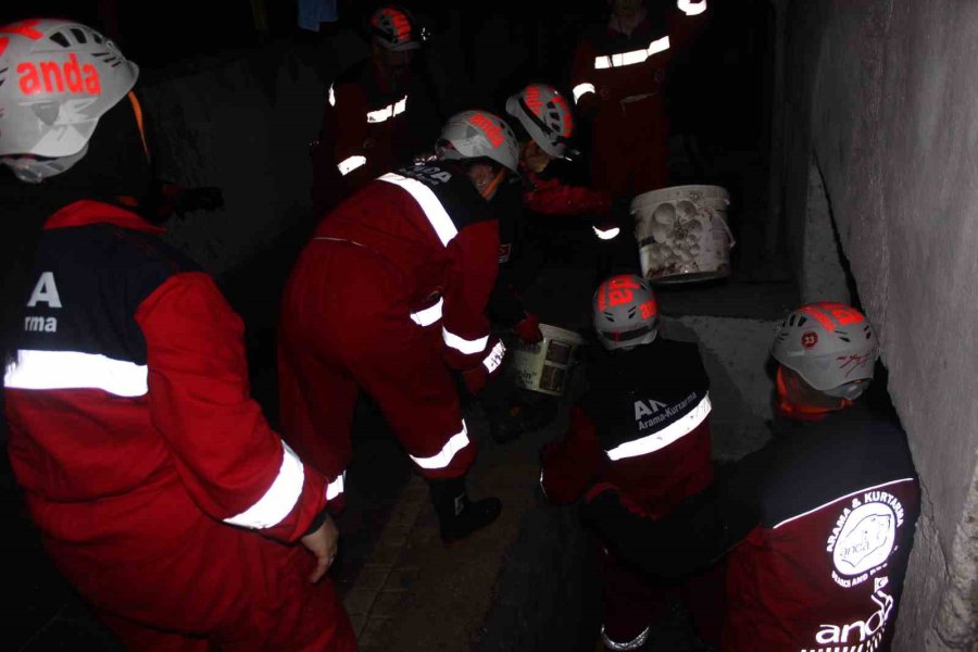 Su Basan Evleri Temizlemek İçin Canla Başla Çalıştılar