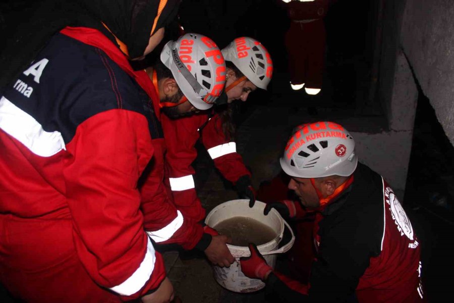 Su Basan Evleri Temizlemek İçin Canla Başla Çalıştılar