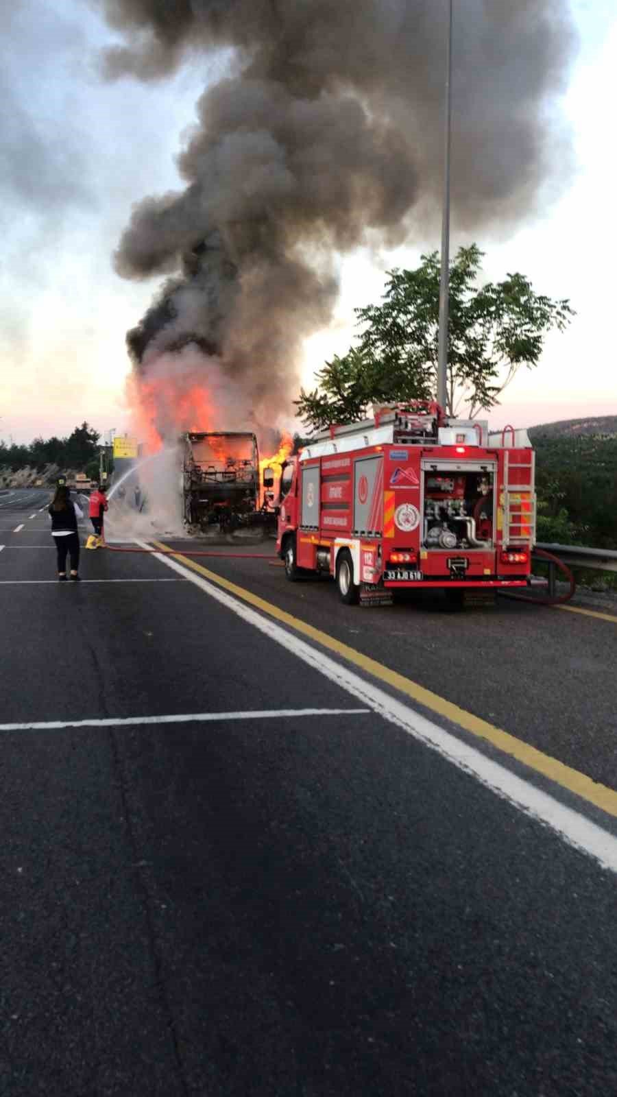 Otoyolda Yolcu Otobüsü Yandı