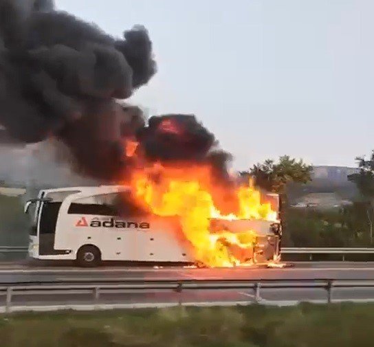 Otoyolda Yolcu Otobüsü Yandı