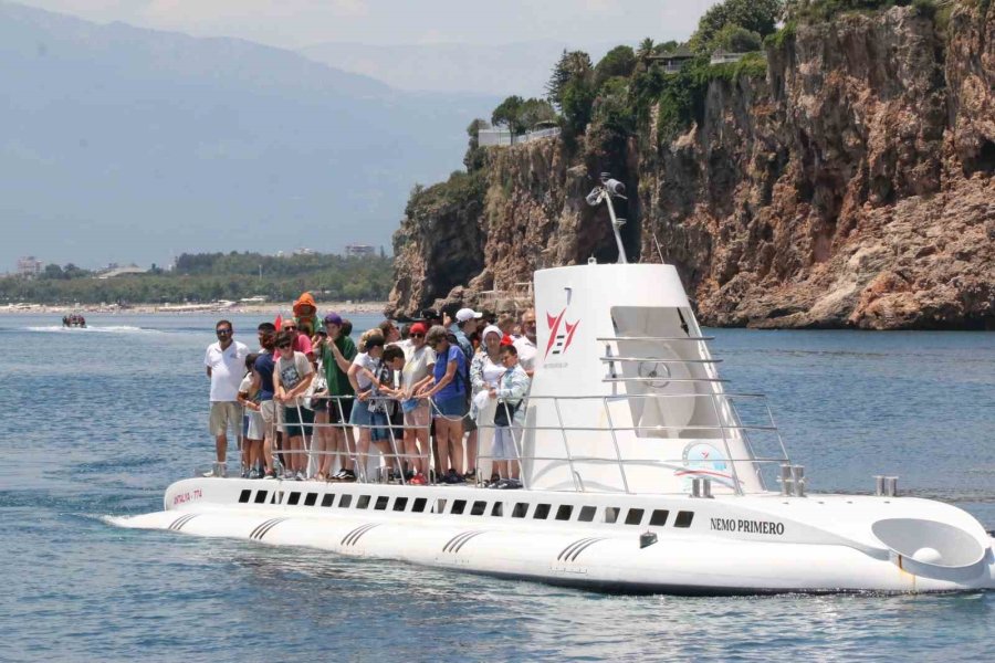 Türkiye’nin İlk Turistik Denizaltısı 18 Bin Turisti Denizin Altına İndirecek