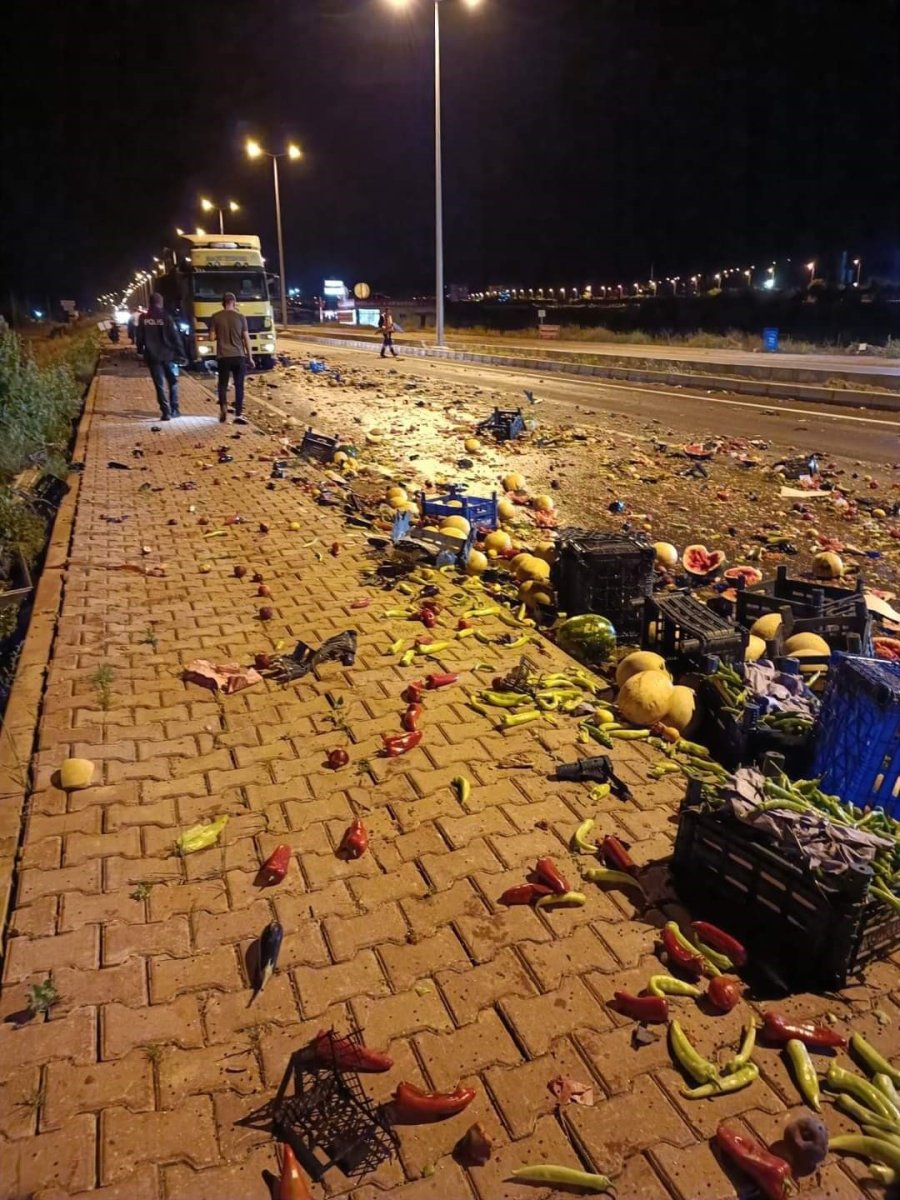 Tırlar Kaza Yaptı, Meyveler Yola Saçıldı