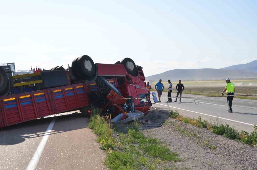 Konya’da Traktör Taşıyan Tır Devrildi: 1 Yaralı
