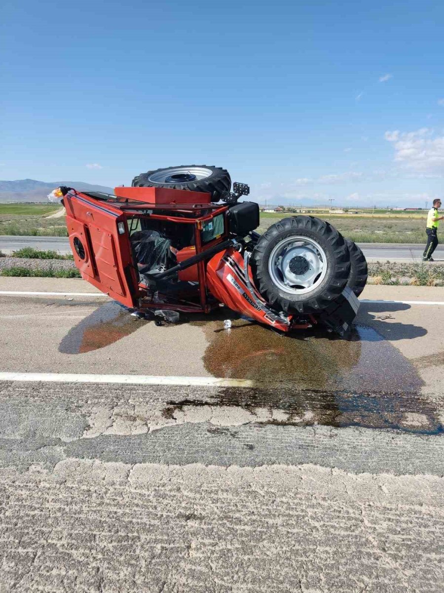 Konya’da Traktör Taşıyan Tır Devrildi: 1 Yaralı