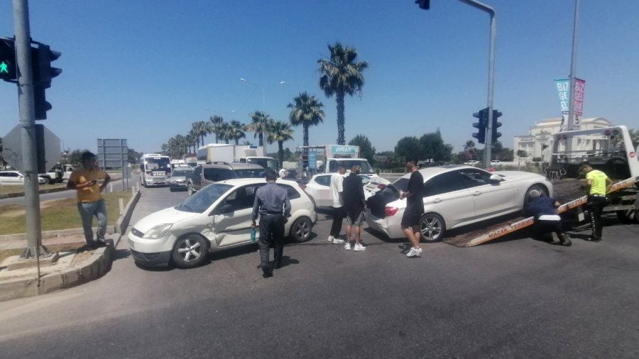 Kavşakta Zincirleme Kaza: 4 Yaralı