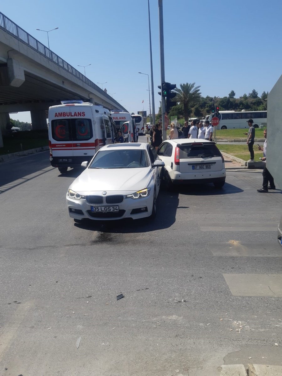 Kavşakta Zincirleme Kaza: 4 Yaralı