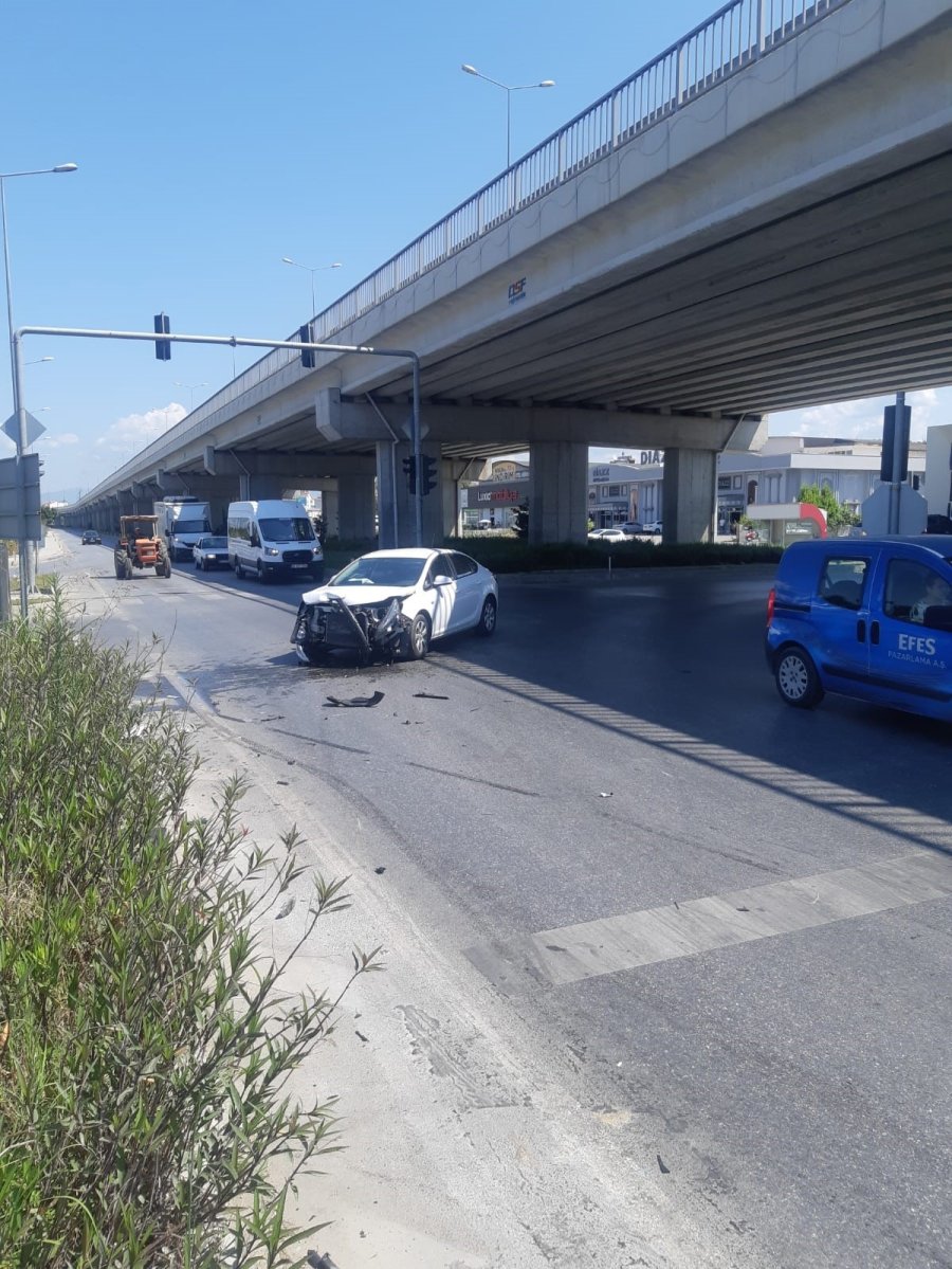 Kavşakta Zincirleme Kaza: 4 Yaralı