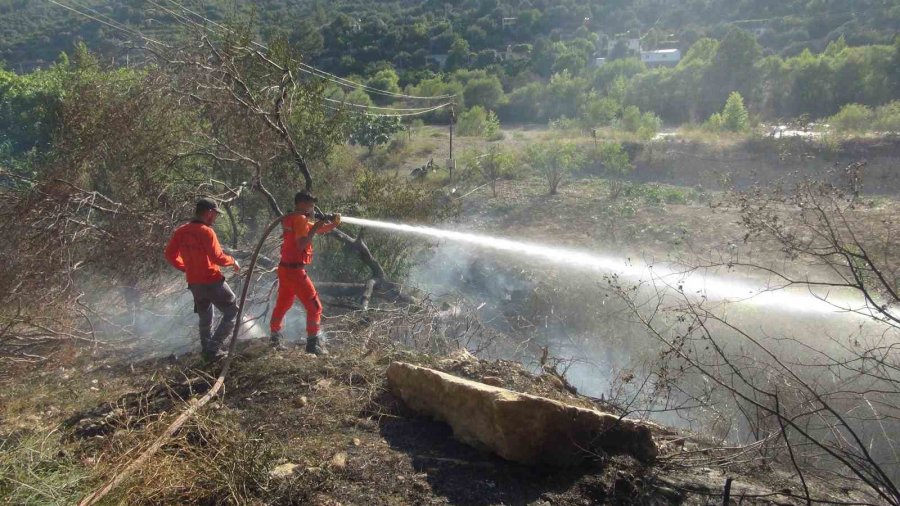 Mersin’de Bahçe Yangını Ormana Sıçramadan Söndürüldü