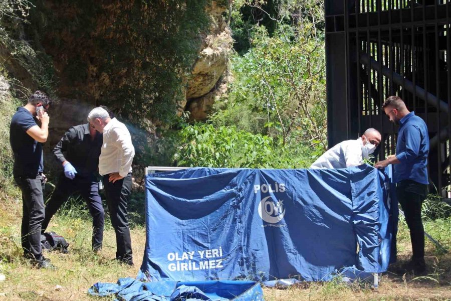 Falezlerden Sahile İnen Asansörün Yanında Genç Adamın Cesedi Bulundu
