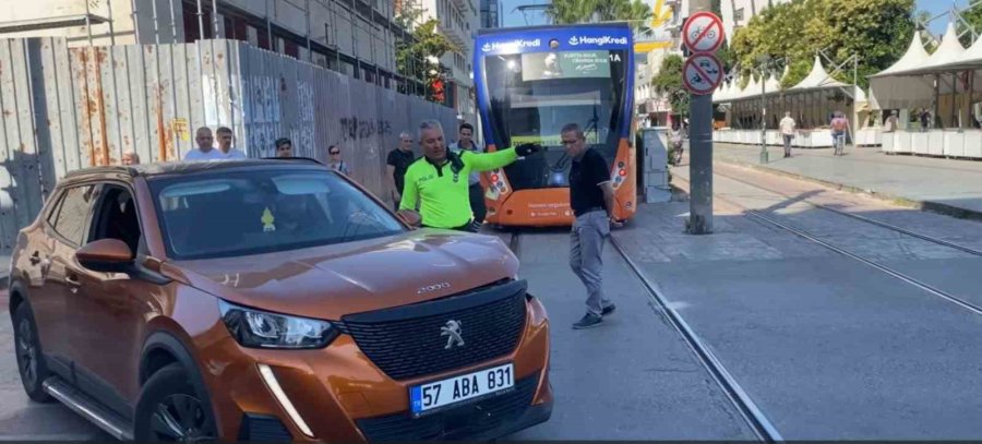 Antalya’da Tramvay İle Cip Çarpıştı, Seferler Aksadı