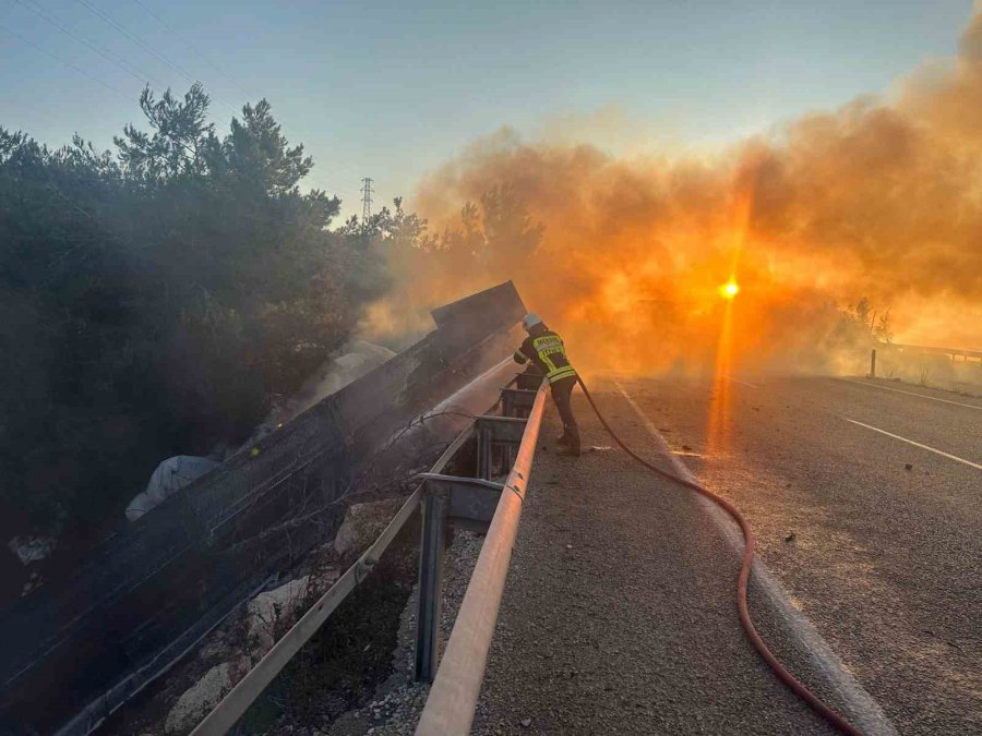 Mersin’de Kaza Yapan Tır Alev Alev Yandı
