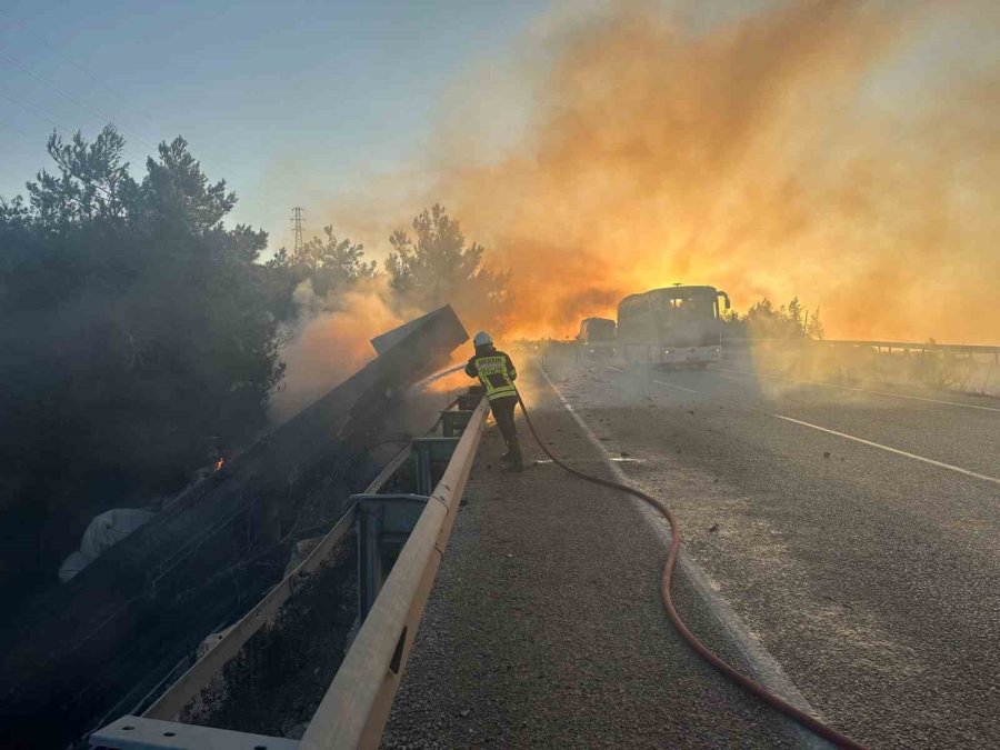 Mersin’de Kaza Yapan Tır Alev Alev Yandı
