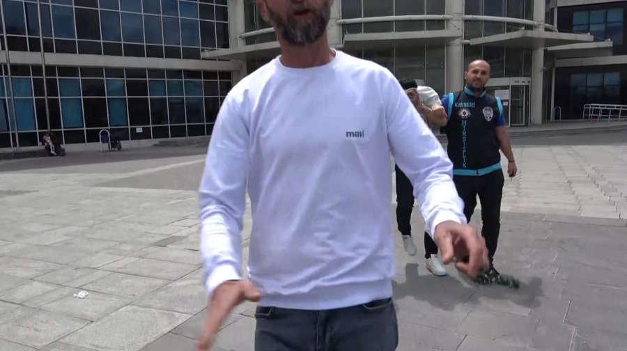 Depremzedenin 500 Bin Lirasını Çalan Hırsızlık Şüphelisinin Yakını Gazetecilere Saldırdı