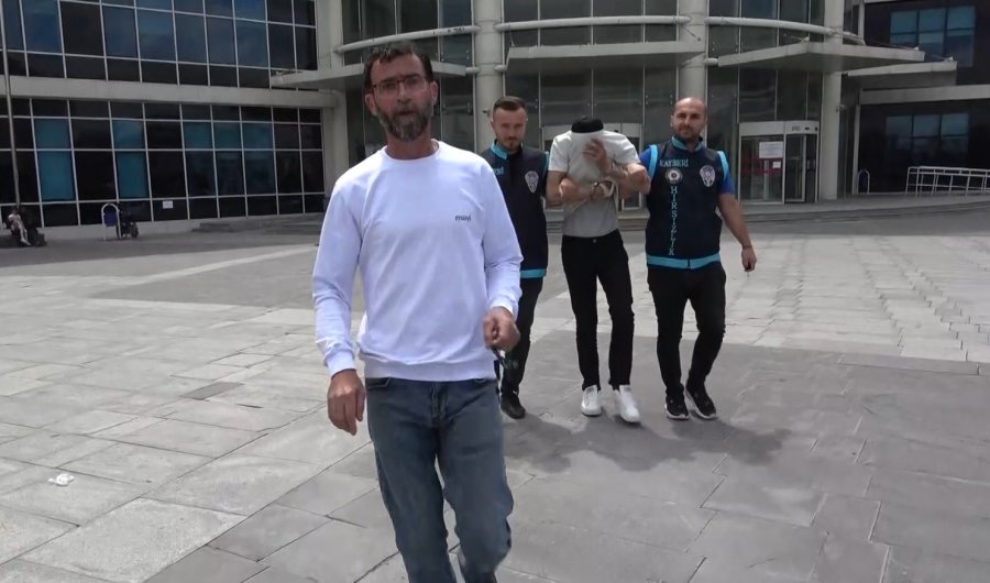 Depremzedenin 500 Bin Lirasını Çalan Hırsızlık Şüphelisinin Yakını Gazetecilere Saldırdı