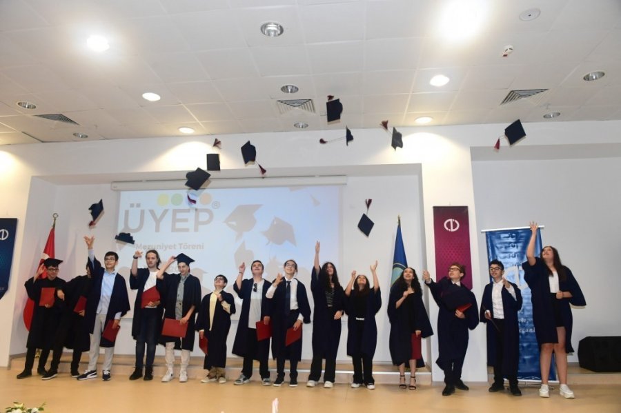 Üyep’li Öğrencilerin Mezuniyet Sevinci