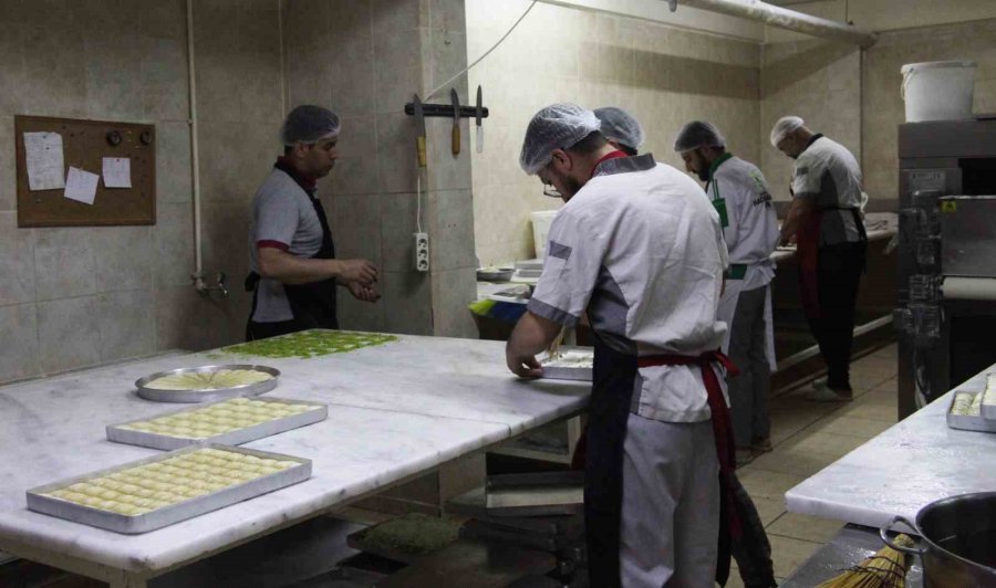 Taş Fırında Pişen Bayramlık Baklavalar Tezgahta