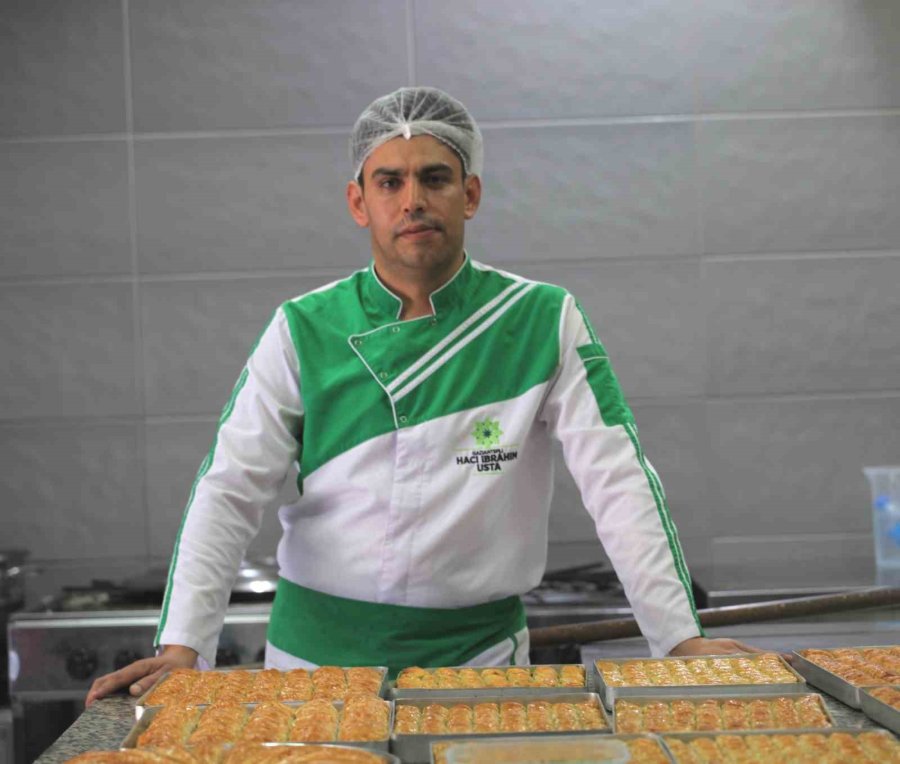 Taş Fırında Pişen Bayramlık Baklavalar Tezgahta