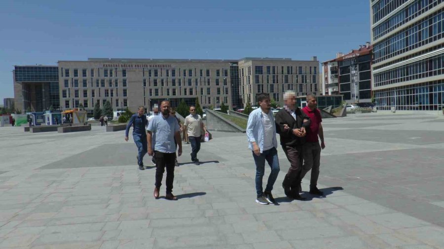 Yolcu Kavgasında Meslektaşını Öldüren Taksici Ve Babası Adliyeye Sevk Edildi