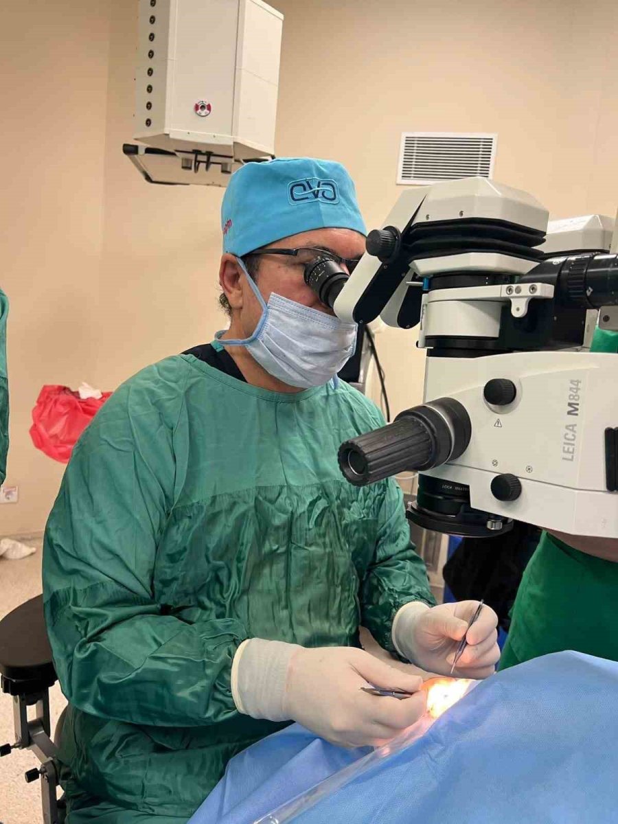 35 Haftalık Prematüre Bebeğe Kuvözde Katarakt Ameliyatı Yapıldı