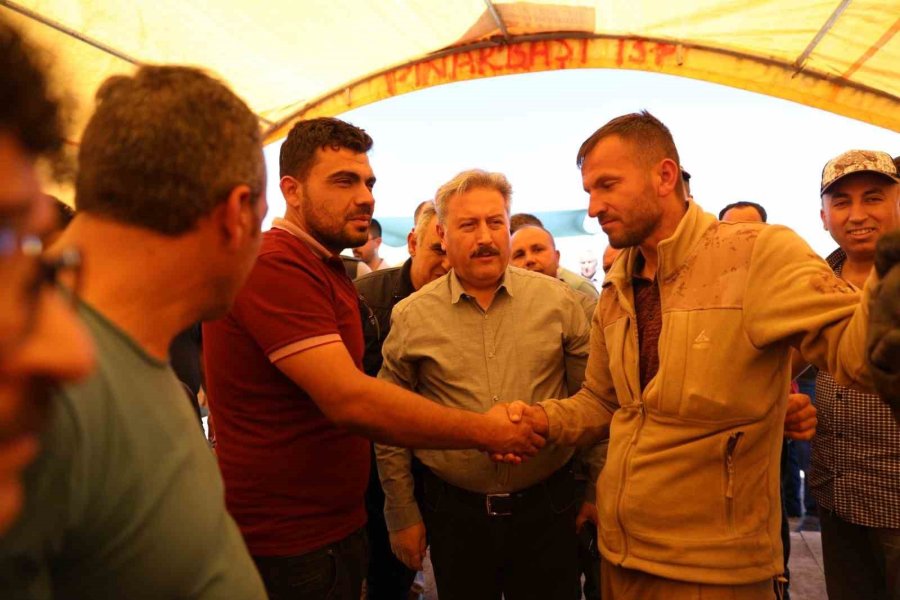 Başkan Palancıoğlu Kurban Pazarını İnceledi, Büyükbaş Pazarlığı Yaptı