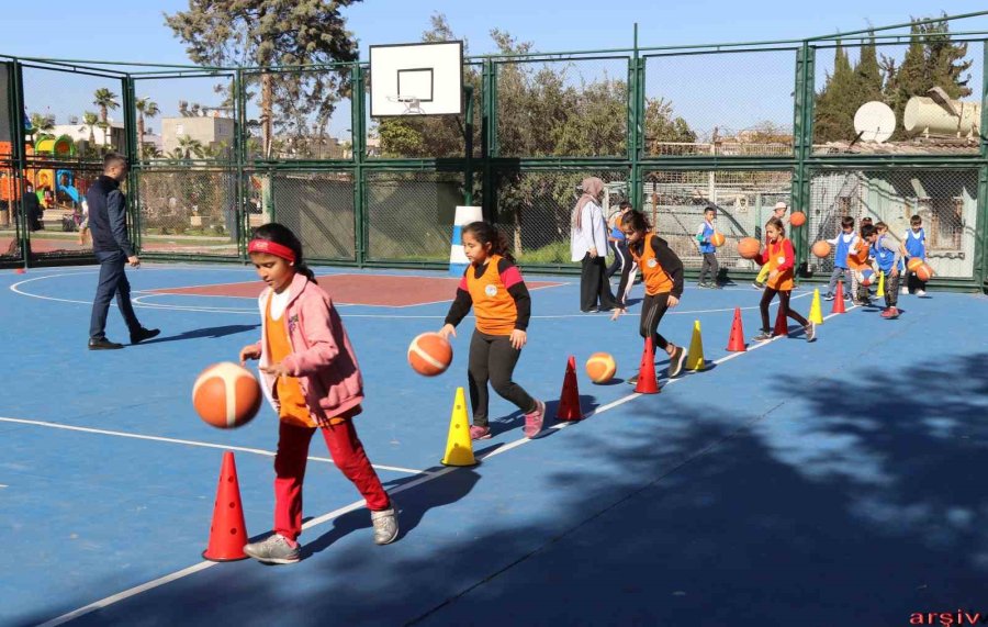 Akdeniz Belediyesi Yaz Spor Okullarında Geleceğin Sporcularını Yetiştiriyor