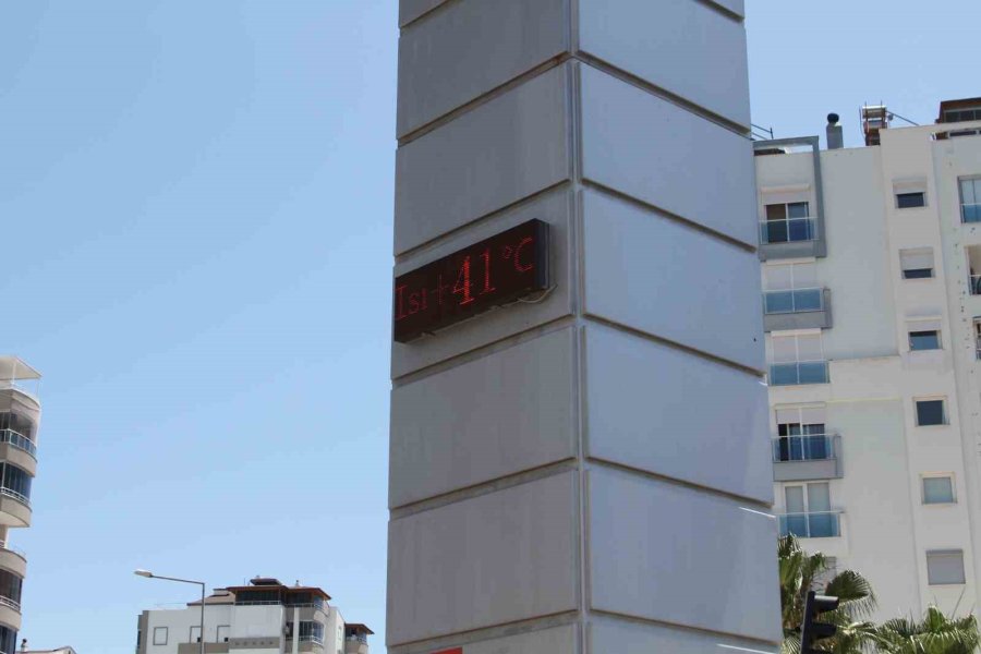 Antalya’da Termometreler 41 Dereceyi Gördü, Sıcaktan Bunalan Deniz Koştu
