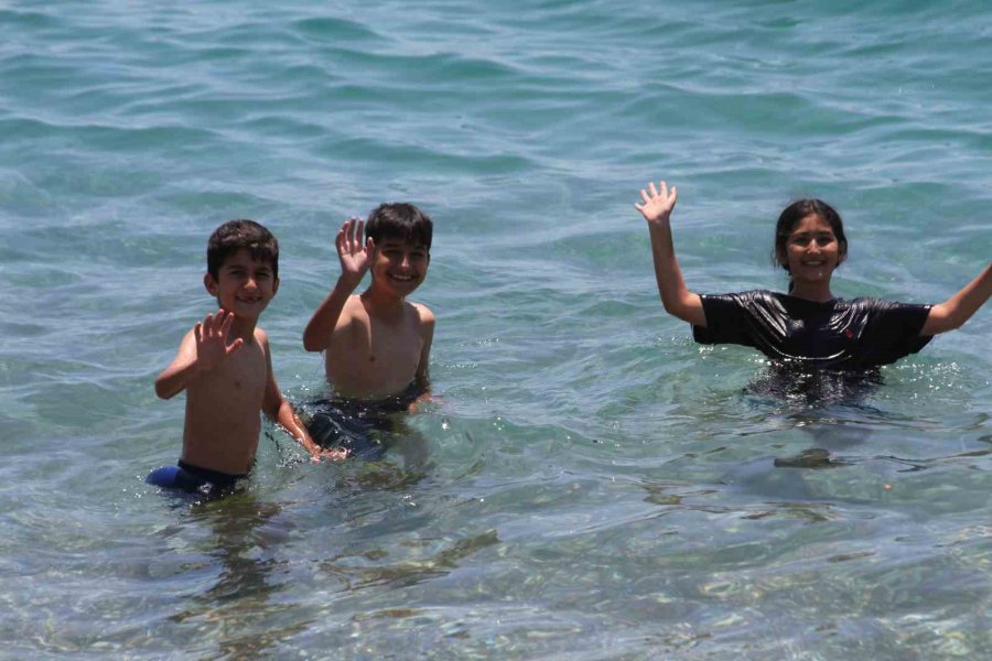 Antalya’da Termometreler 41 Dereceyi Gördü, Sıcaktan Bunalan Deniz Koştu