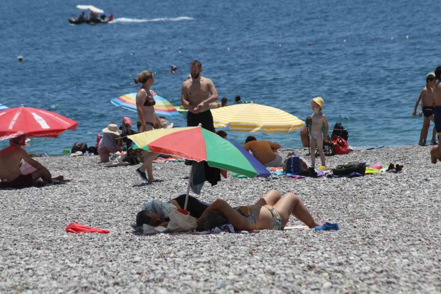 Antalya’da Termometreler 41 Dereceyi Gördü, Sıcaktan Bunalan Deniz Koştu