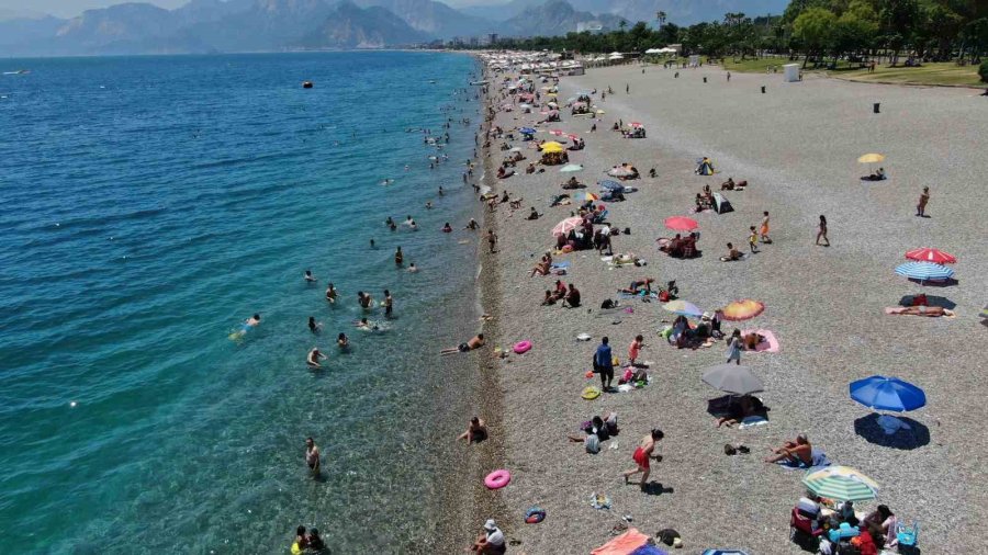 Antalya’da Termometreler 41 Dereceyi Gördü, Sıcaktan Bunalan Deniz Koştu