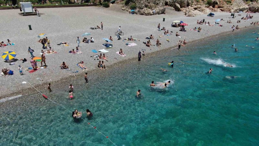 Antalya’da Termometreler 41 Dereceyi Gördü, Sıcaktan Bunalan Deniz Koştu