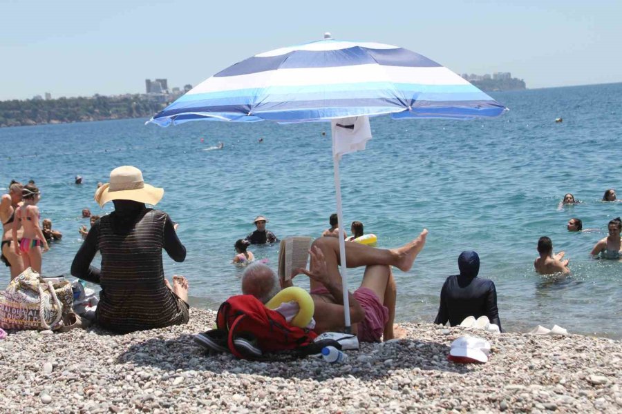 Antalya’da Termometreler 41 Dereceyi Gördü, Sıcaktan Bunalan Deniz Koştu