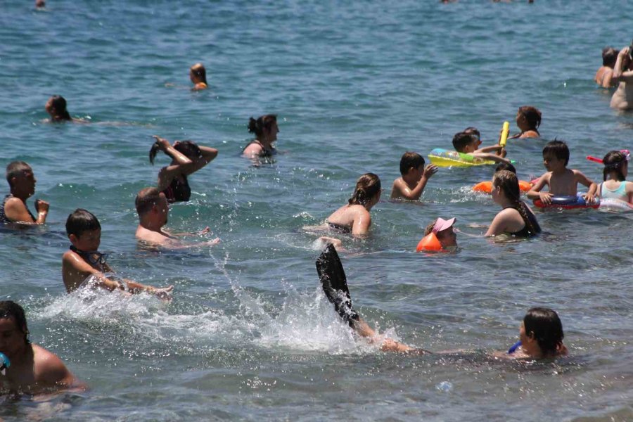 Antalya’da Termometreler 41 Dereceyi Gördü, Sıcaktan Bunalan Deniz Koştu