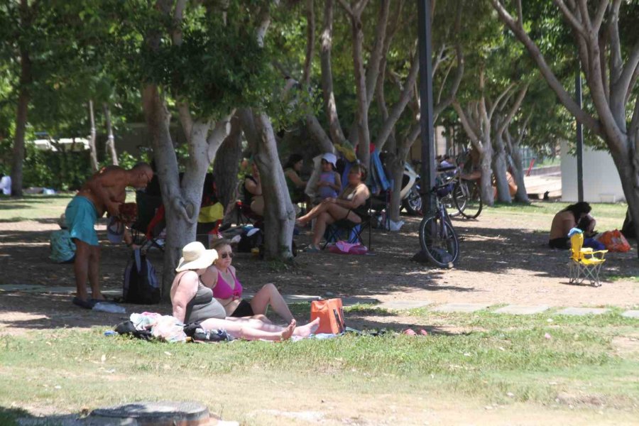 Antalya’da Termometreler 41 Dereceyi Gördü, Sıcaktan Bunalan Deniz Koştu