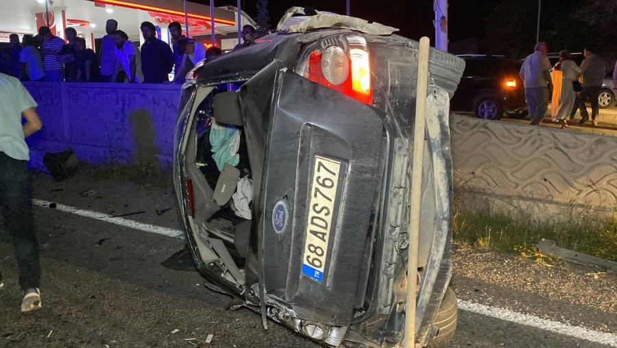 Aksaray’da Otomobil Takla Atıp Duvara Çarptı: 2 Yaralı