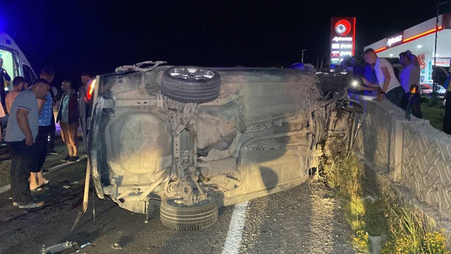 Aksaray’da Otomobil Takla Atıp Duvara Çarptı: 2 Yaralı