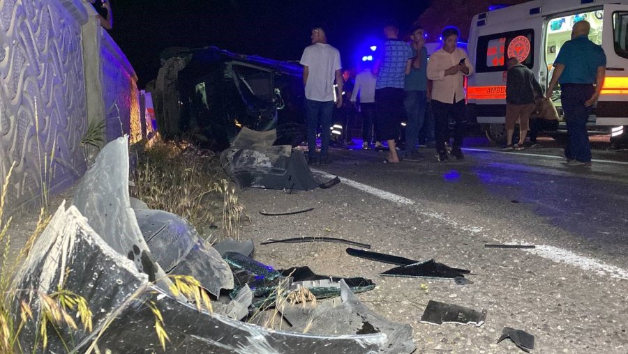 Aksaray’da Otomobil Takla Atıp Duvara Çarptı: 2 Yaralı