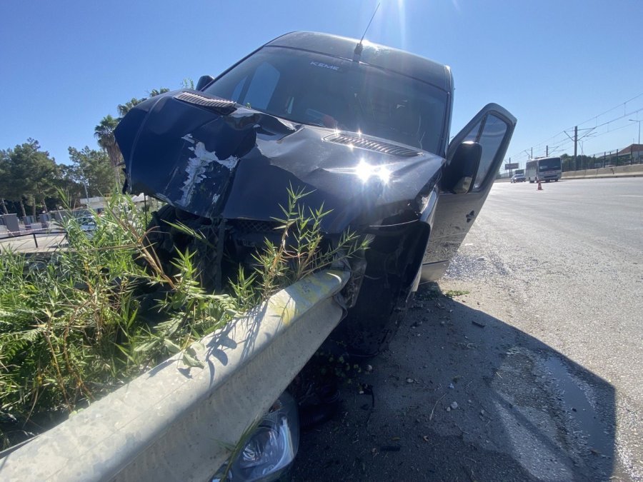 Antalya’da Dehşete Düşüren Kaza: Minibüsün İçinden Bariyer Geçti