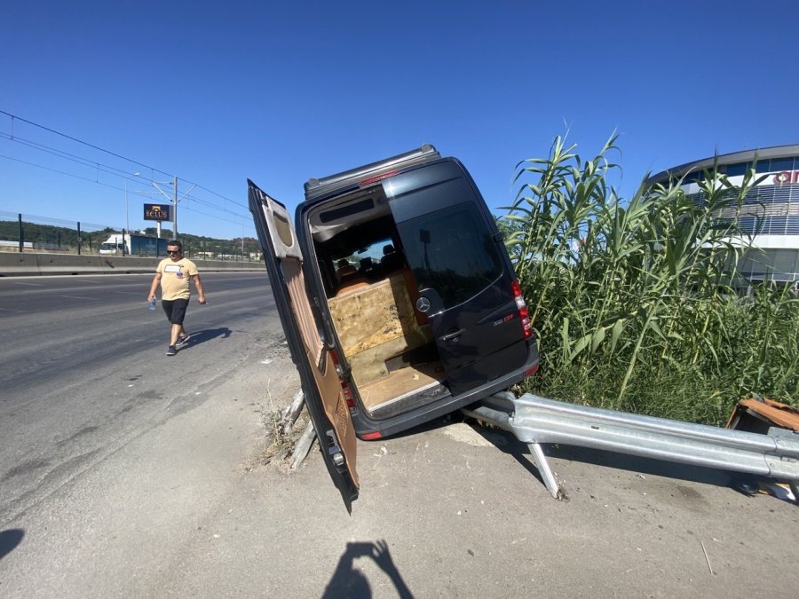 Antalya’da Dehşete Düşüren Kaza: Minibüsün İçinden Bariyer Geçti