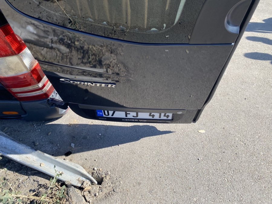 Antalya’da Dehşete Düşüren Kaza: Minibüsün İçinden Bariyer Geçti