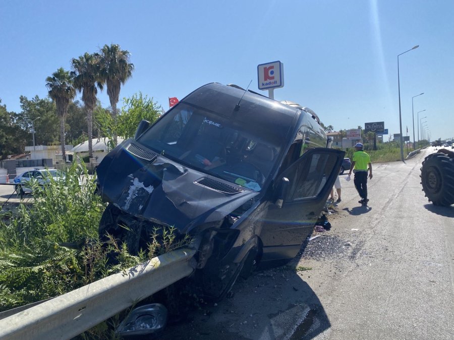 Antalya’da Dehşete Düşüren Kaza: Minibüsün İçinden Bariyer Geçti