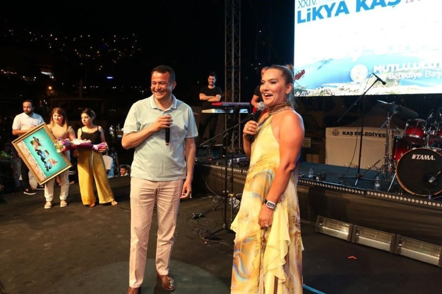 Kaş’ta Demet Akalın Rüzgarı