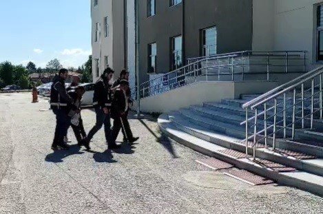 Çökertilen Çetenin 82 Yaşındaki Lideri, Bastonuyla Adliyeye Sevk Edildi