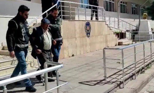 Çökertilen Çetenin 82 Yaşındaki Lideri, Bastonuyla Adliyeye Sevk Edildi